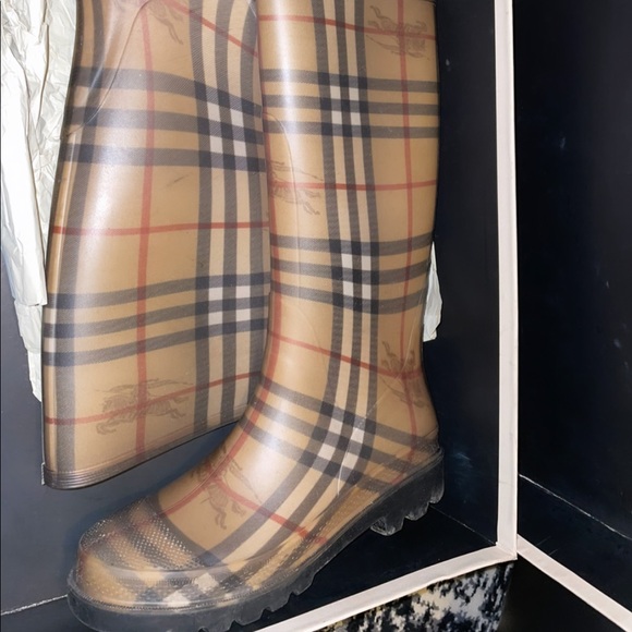 Woman’s Burberry rain boots size 6 1/2 - Picture 2 of 8